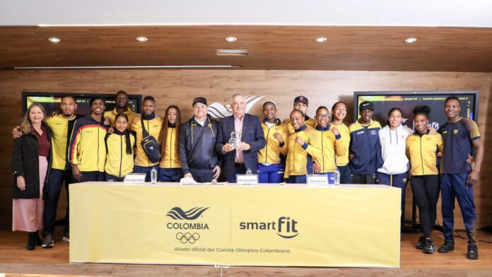 Atletas colombianos entrenando en sedes de Smart Fit.