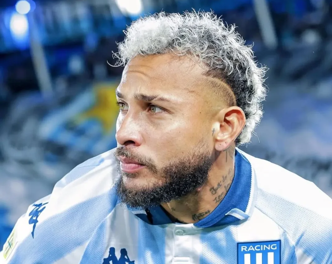 Duván Vergara durante el partido entre Racing y Estudiantes, visiblemente molesto luego del cruce con Sosa.