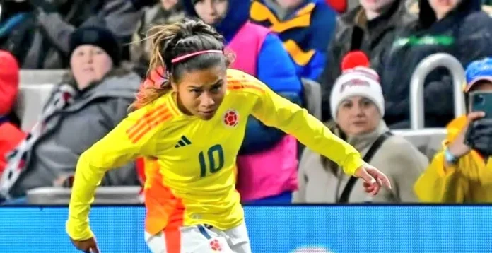 Jugadoras de la Selección Colombia Femenina celebran durante un partido de la Copa América Femenina 2025, reflejando unión y fuerza.
