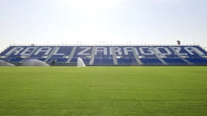 “Aficionados del Real Zaragoza ingresando al nuevo Ibercaja Estadio bajo estrictas medidas”