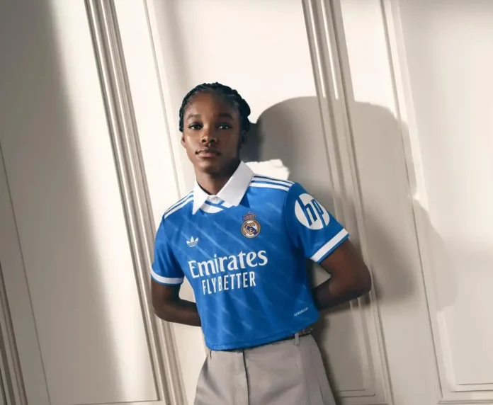 “Linda Caicedo posando con la nueva camiseta azul del Real Madrid 2025-26, diseñada por Adidas.”