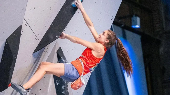 Geila Macià celebra emocionada su medalla de oro en la final de Bloque del Mundial juvenil de Helsinki 2025.