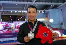 Nelson Crispín brilla en Singapur con medallas y orgullo para migrantes Nelson Crispín celebrando medalla en Singapur