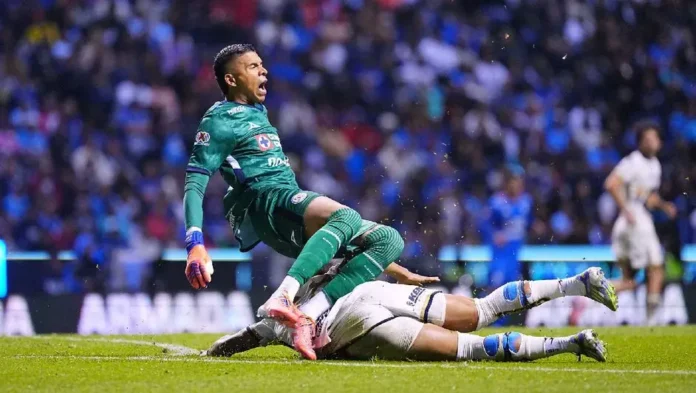 “Kevin Mier sale lesionado en el Estadio Azteca durante el partido del Cruz Azul en la Liga MX.”