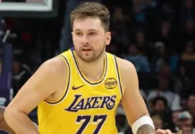 Luka Doncic hace historia en Lakers y conecta con migrantes latinos Luka Doncic celebrando su actuación histórica