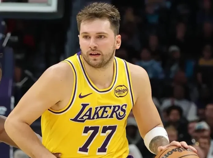 Luka Doncic celebrando su actuación histórica