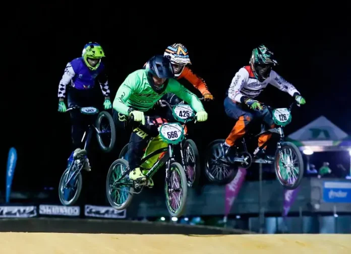 “Pista de BMX en Medellín iluminada para el Campeonato Internacional de las Luces 2025 en modo gamer”.