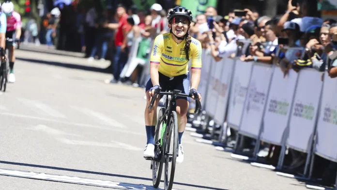 Stefanía Sánchez celebra su título del Tour Femenino