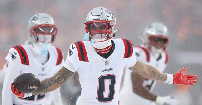 Christian González interceptando el balón bajo la nieve con los Patriots rumbo al Super Bowl LX