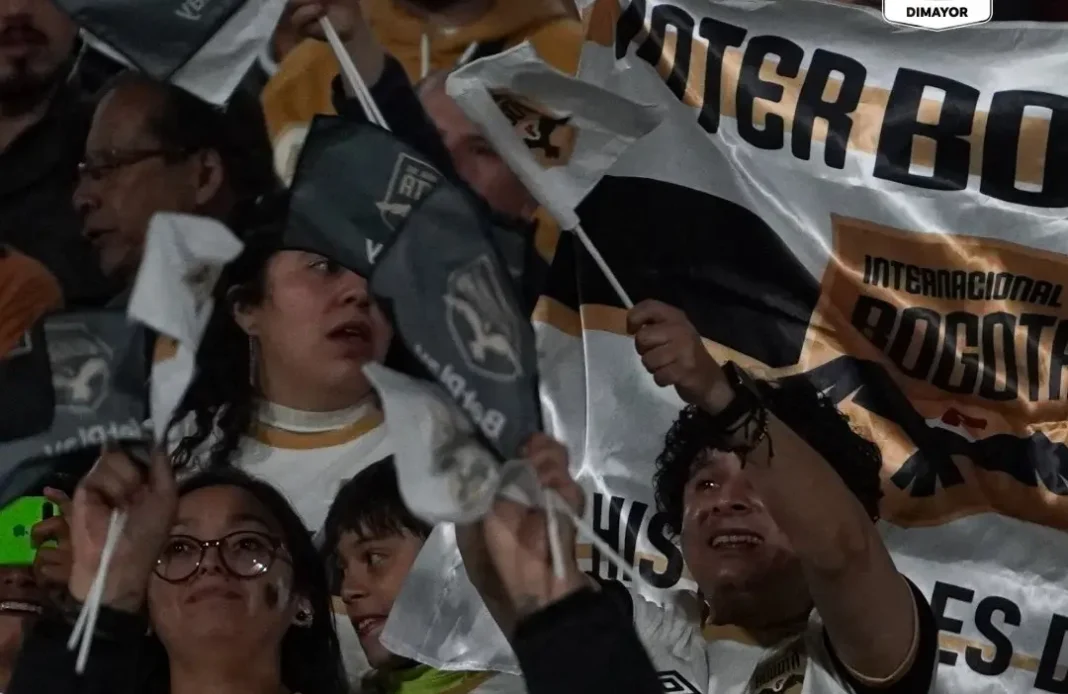 Jugadores de Internacional de Bogotá celebrando goles ante Millonarios.