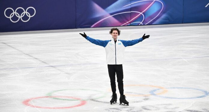Mikhail Shaidorov celebra oro en patinaje artístico Milano Cortina 2026