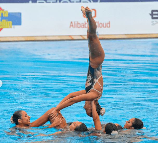 Gustavo Sánchez y Emily Minante celebrando medalla en natación artística