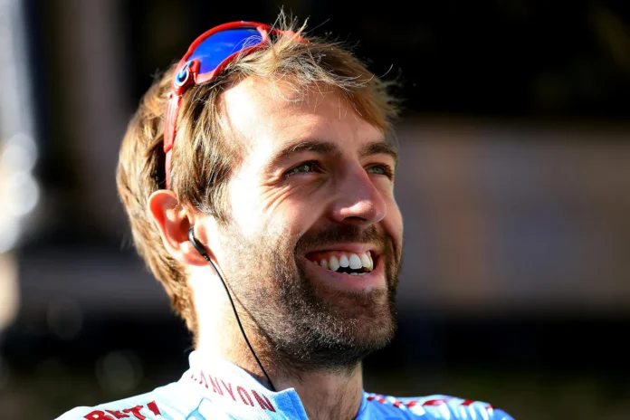 Alex Dowsett ciclista con hemofilia compitiendo en contrarreloj