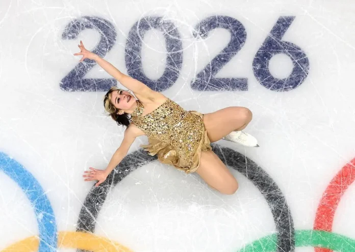 Alysa Liu celebrando oro olímpico en patinaje artístico Milán