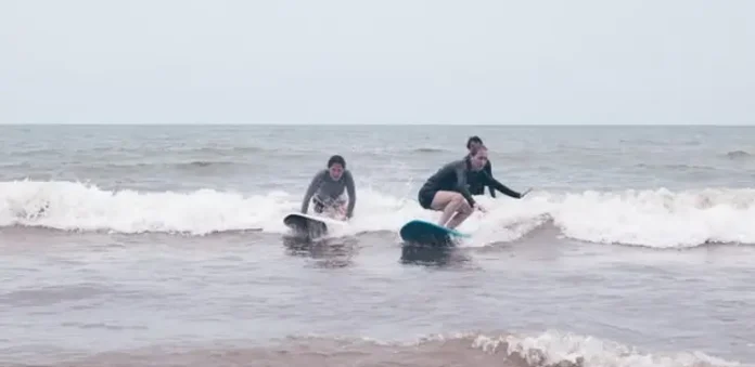 Surfistas de Antioquia entrenando en Urabá con la nueva Liga de Surf del departamento