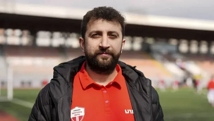 Capitán salva gaviota durante final de fútbol en Estambul