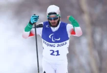 Aboulfazl Khatibi baja de Milán-Cortina 2026 por Guerra en Irán Pista de esquí desierta en los Alpes italianos con un mástil de bandera vacío, simbolizando la ausencia de Irán en los Paralímpicos.
