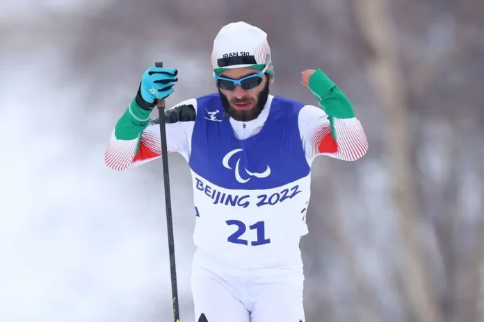 Pista de esquí desierta en los Alpes italianos con un mástil de bandera vacío, simbolizando la ausencia de Irán en los Paralímpicos.