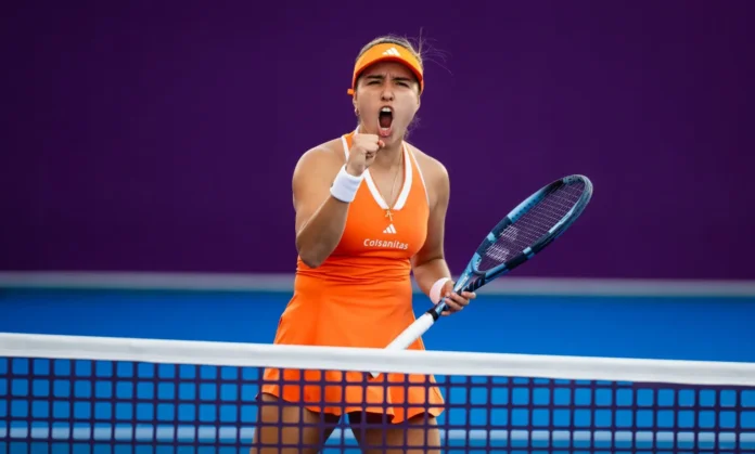 Camila Osorio celebrando victoria en el WTA 1.000 de Miami 2026. Leyenda: Camila Osorio avanza con autoridad a la segunda ronda en Miami tras vencer a Siniakova.