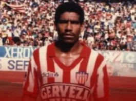Gober Briasco celebrando título con Junior de Barranquilla. Leyenda: Gober Briasco, bastión defensivo del Junior bicampeón de los años 90.
