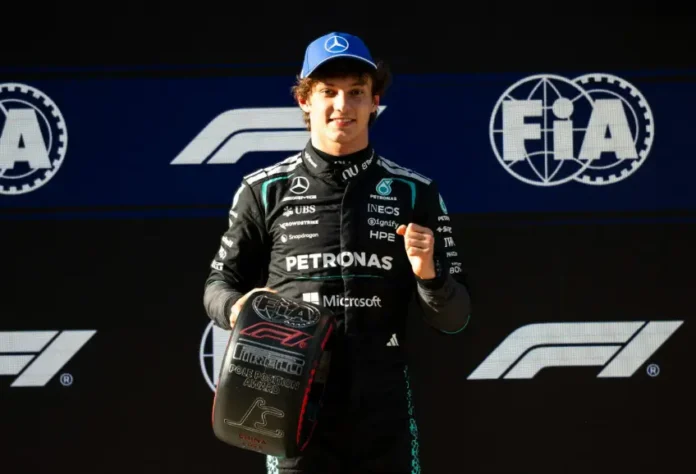 Andrea Kimi Antonelli Mercedes GP China 2026 pole position. Leyenda: El italiano celebra su primera pole histórica superando el récord de precocidad de Vettel.