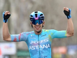 Harold Tejada celebrando victoria en la París-Niza 2026. Leyenda: Harold Tejada levanta los brazos en señal de triunfo tras ganar la sexta etapa en Francia.