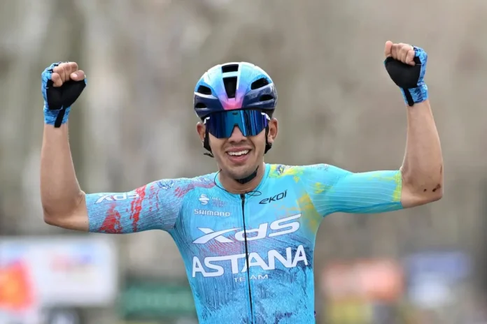 Harold Tejada celebrando victoria en la París-Niza 2026. Leyenda: Harold Tejada levanta los brazos en señal de triunfo tras ganar la sexta etapa en Francia.