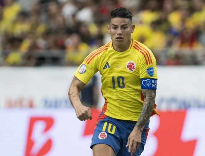 James Rodríguez en el banco de suplentes del Minnesota United usando un pasamontañas.