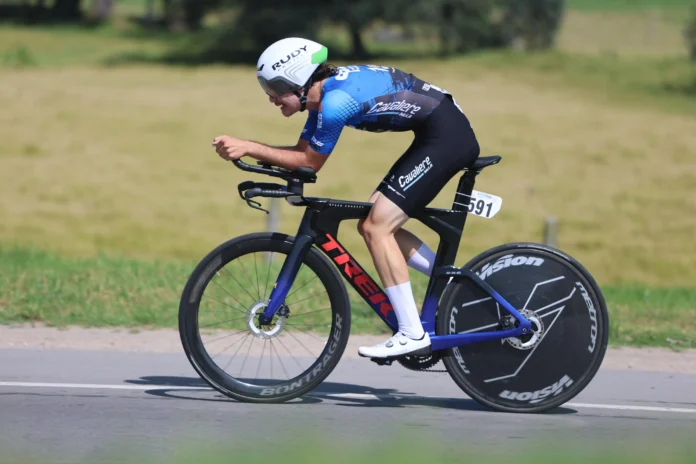 José Manuel Posada campeón Panamericano juvenil contrarreloj 2026. Leyenda: José Manuel Posada celebra su oro panamericano en Montería, consolidando la hegemonía de Colombia.