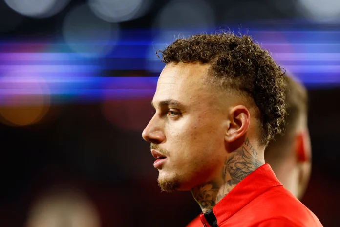 Noa Lang siendo atendido en Anfield por lesión en el dedo. Leyenda: La lesión de Noa Lang abre el debate sobre la cercanía de la publicidad al campo.