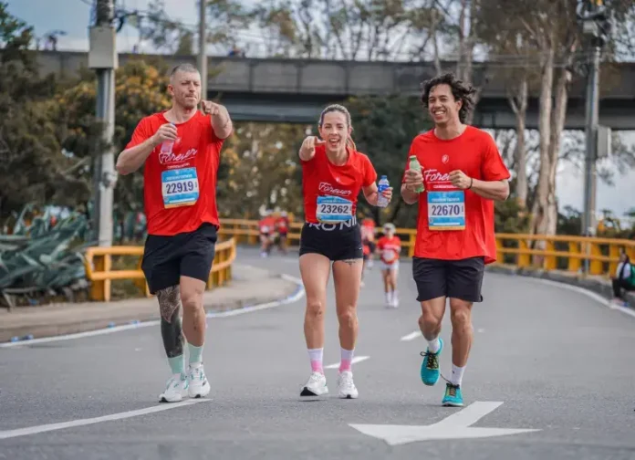 Corredores participando en la gira Corremitierra bajo un ambiente de bienestar y superación personal.