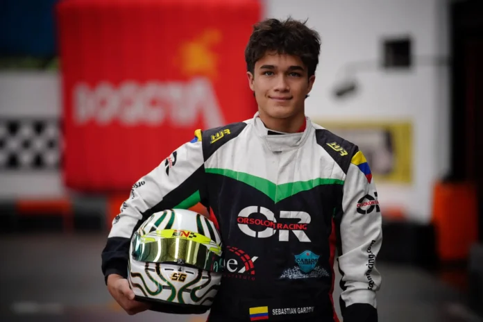 Monoplaza número 12 de DEForce Racing pilotado por Sebastián Tatán Garzón cruzando la meta en el circuito callejero de San Petersburgo.