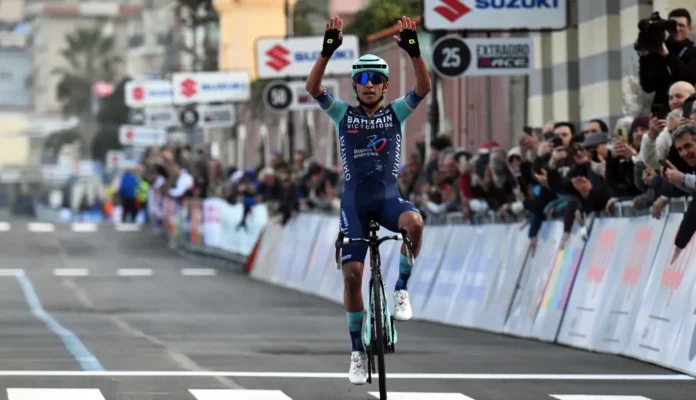 Santiago Buitrago celebrando su victoria en solitario en el Trofeo Laigueglia.