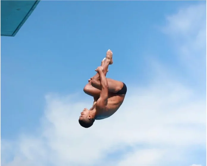 Felipe Uribe celebrando la medalla de bronce en la Copa Mundo de Clavados 2026.