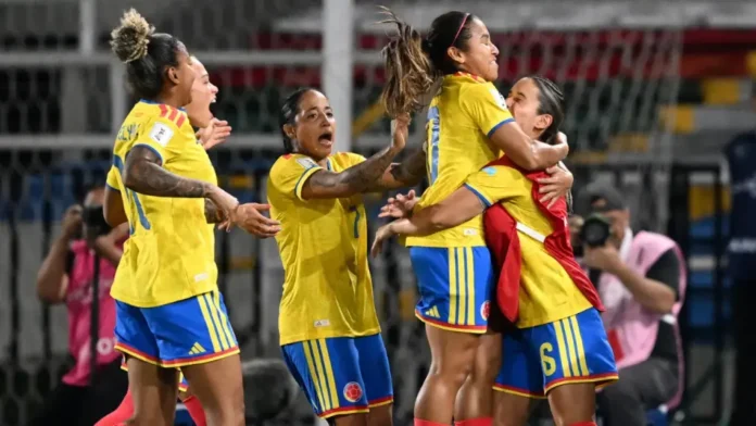 Jugadoras de la Selección Colombia entrenando para el partido contra Chile en Cali.