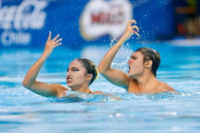 Nicolás Tascón y Natalia Jurado celebrando medalla de plata en Santiago de Chile.