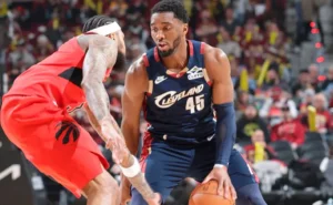 James Harden y Donovan Mitchell liderando a los Cleveland Cavaliers frente a los Toronto Raptors en los Playoffs de la NBA 2026.