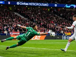 Juan Musso, el arquero del Atlético, en pleno vuelo para tapar un remate clave en la Champions League contra el Barcelona.