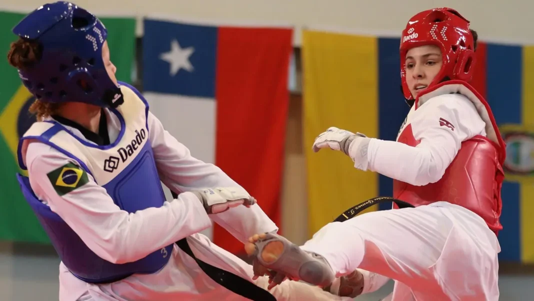 María Antonia Gómez luciendo su medalla de plata de taekwondo en los Juegos Centroamericanos Panamá 2026.