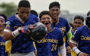 Jugador de la Selección Colombia de béisbol juvenil conectando un hit en los Juegos Suramericanos de Panamá 2026.