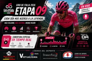 Jonas Vingegaard celebrando en solitario con los brazos en alto tras ganar la etapa 9 del Giro de Italia 2026 en la cima de Corno alle Scale.