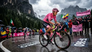 Ciclistas compitiendo en una etapa de alta montaña del Giro d'Italia.