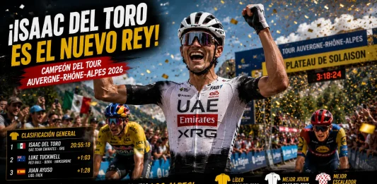 Isaac del Toro celebrando el título general en el podio final