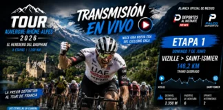 Alex Baudin sorprende en el inicio del Tour Auvergne-Rhône-Alpes Pelotón de ciclistas profesionales rodando agrupados por las carreteras quebradas de Vizille durante la primera etapa del Tour Auvergne-Rhône-Alpes