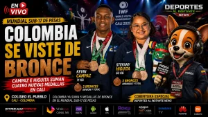Atletas colombianos compitiendo en el Campeonato Mundial Sub-17 de Levantamiento de Pesas en el Coliseo El Pueblo.